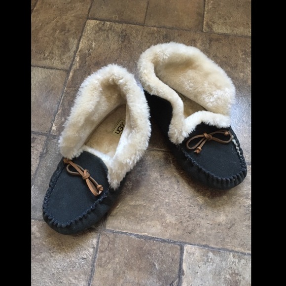 Women’s UGG Collar Moccasin - Picture 2 of 6